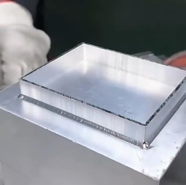 手持式激光焊接機焊接鋁件操作演示